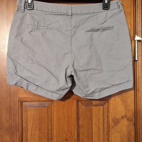 Old Navy Mid-Rise Grey Everyday Shorts - Picture 2 of 2